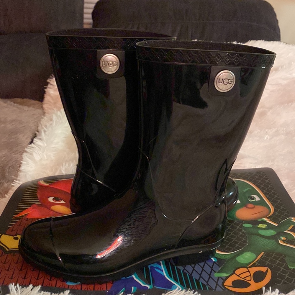 UGG Mid Calf Boots - New! Size 7